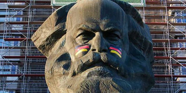 Patung Karl Marx Edisi Piala Dunia Patung Karl Marx Edisi Piala Dunia
