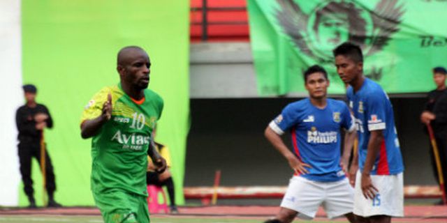 Review ISL: Greg Hattrick, Persebaya Benamkan Persiba