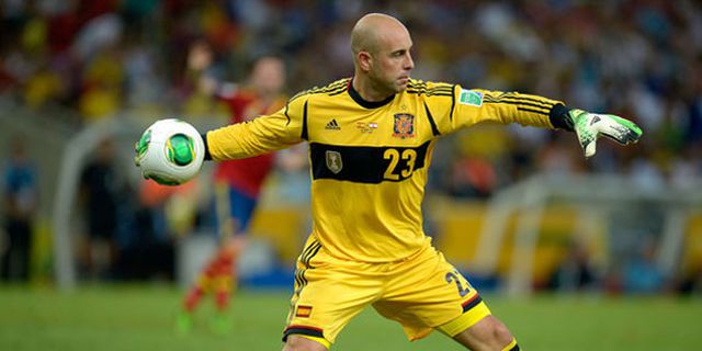 Assist Mantap Pepe Reina untuk David Villa 