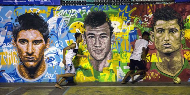 Ronaldo, Messi, dan Neymar di Jalanan Rio de Janeiro