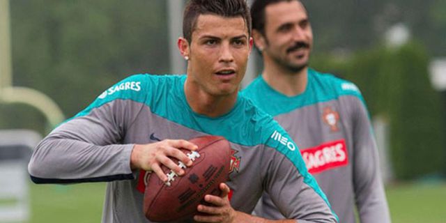Galeri: Ronaldo Unjuk Kebolehan Menggunakan Bola American Football