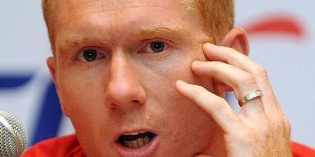 Scholes: Hodgson Harus Turunkan Barkley Scholes: Hodgson Harus Turunkan Barkley
