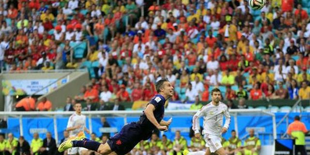 Parodi Sundulan Super Van Persie ke Gawang Casillas