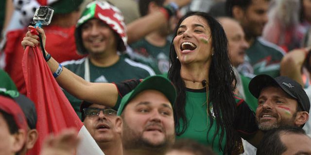 Galeri Suporter: Meksiko vs Kamerun