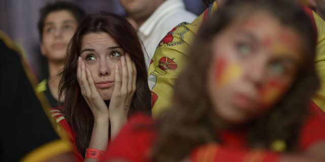 Wajah-wajah Suram Suporter La Furia Roja Wajah-wajah Suram Suporter La Furia Roja