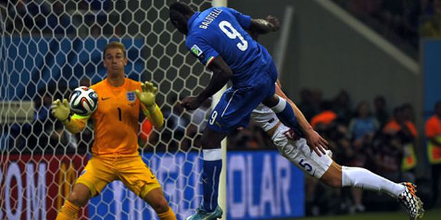 De Rossi: Balotelli Mestinya Bisa Cetak Tiga Gol! De Rossi: Balotelli Mestinya Bisa Cetak Tiga Gol!