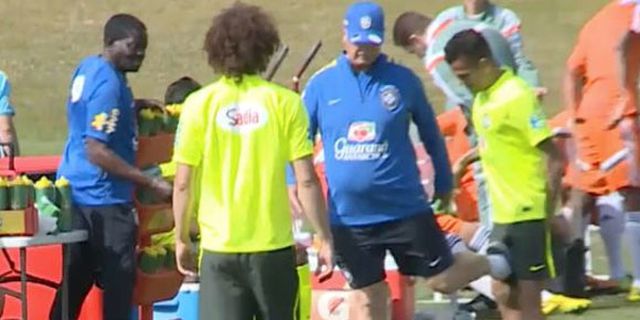 Scolari Tendang Lutut Alves di Sesi Latihan Brasil Scolari Tendang Lutut Alves di Sesi Latihan Brasil