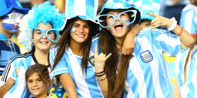 Galeri Foto Suporter Wanita Argentina vs Bosnia