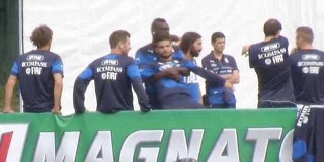 Balotelli 'Putar' Insigne Seperti Anak Kecil 