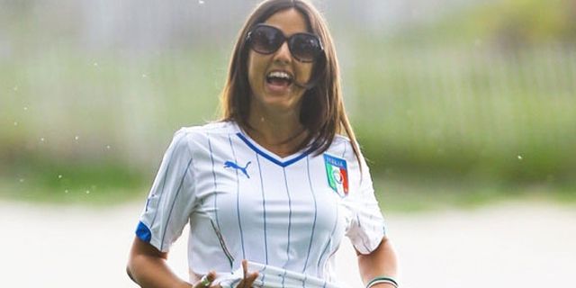 Berjersey Azzurri, Claudia Romani Tampil Seksi