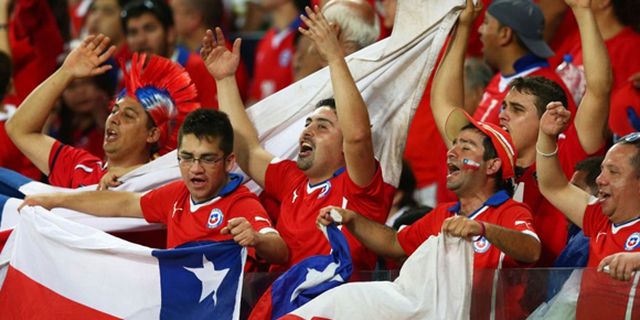 Terlalu Asyik Selebrasi, Suporter Chile Terjungkal Dari Mobil Terlalu Asyik Selebrasi, Suporter Chile Terjungkal Dari Mobil