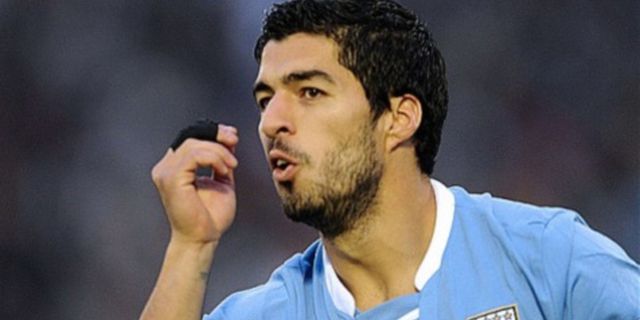 Carragher: Suarez Belum Bugar Saja Sudah Berbahaya