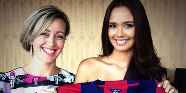 Miss World Megan Young, Berpose Menggoda dengan Jersey Barca 