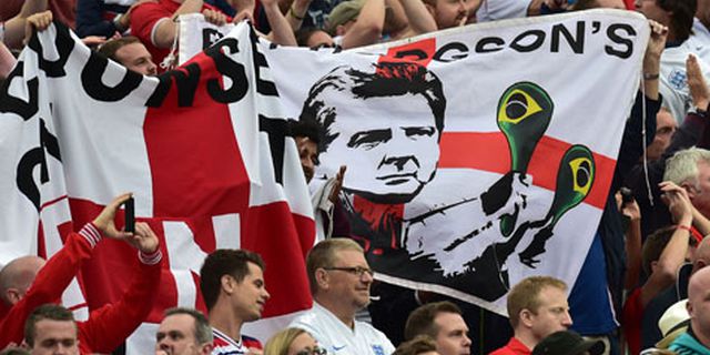 Fans Inggris Diserang Petasan 