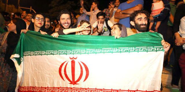 Pendukung Iran Berpesta Di Teheran