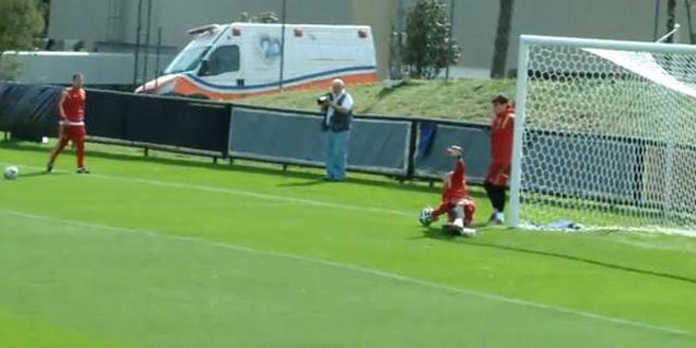 Aksi Penyelamatan Apik Reina di Sesi Latihan Spanyol 