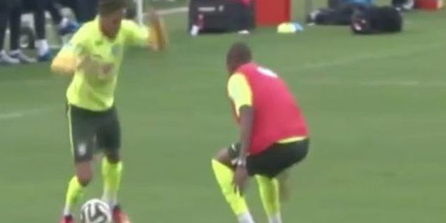 'Caracola' Neymar Permalukan Fernandinho 