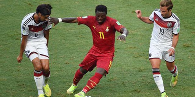 Video: Muntari Bagi-bagi Uang di Jalanan Brasil