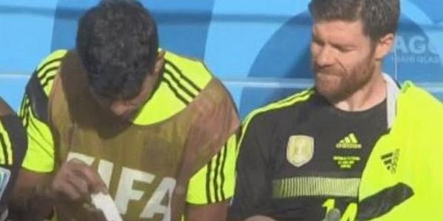 Iseng, Diego Costa Cabut Bulu Alonso 