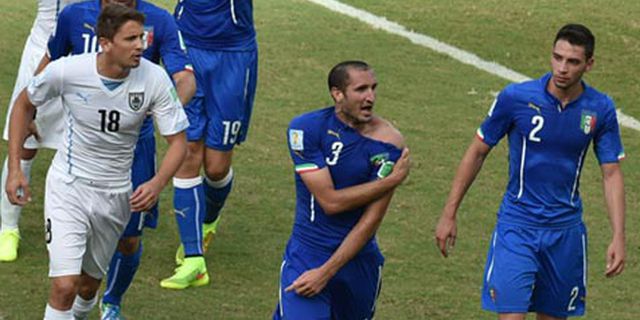 Chiellini Tantang FIFA Hukum Suarez