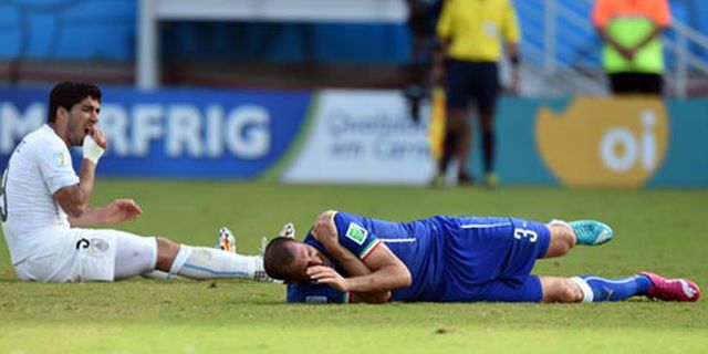 Lelucon Gigitan Suarez Pada Laga Italia vs Uruguay