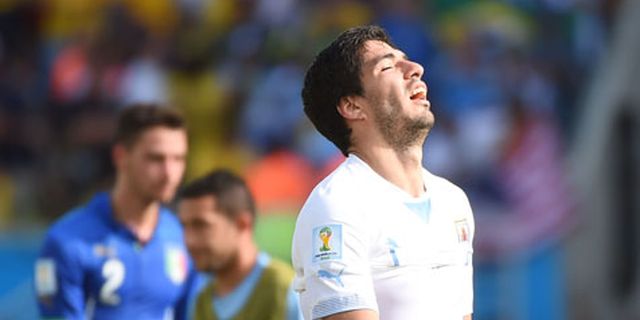 Hollyfield Ikut Komentari Gigitan Suarez 