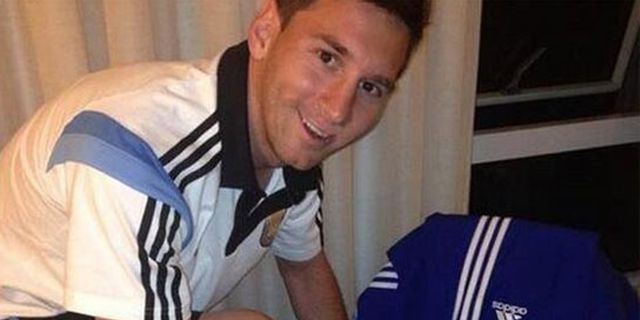 Pamer Sepatu Kado Ultah, Messi Berterima Kasih pada Fans Pamer Sepatu Kado Ultah, Messi Berterima Kasih pada Fans