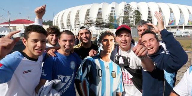 Kumpul di Luar Stadion, Fans Bernyanyi untuk Ultah Messi 