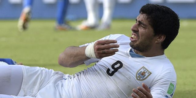 Sanksi Gigitan Suarez Bisa Berimbas ke Liverpool 