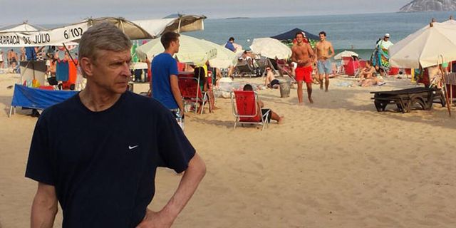 Galeri: Wenger Unjuk Kebolehan Sepakbola Pantai di Brasil