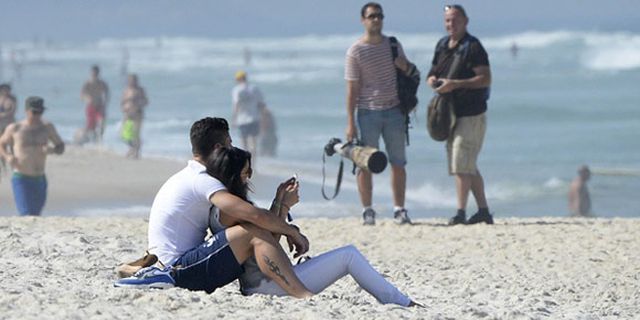 Giroud dan Istri Mesra di Pantai Rio Giroud dan Istri Mesra di Pantai Rio