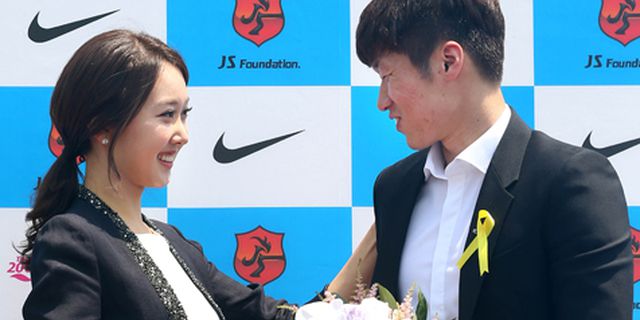 Masih Cinta MU, Ji-sung Pilih Undangan Pernikahan Berdesain Old Trafford