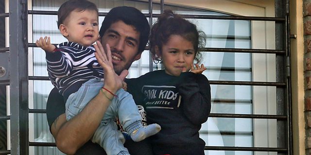Video: Gendong Anak, Suarez Sapa Pendukungnya di Uruguay