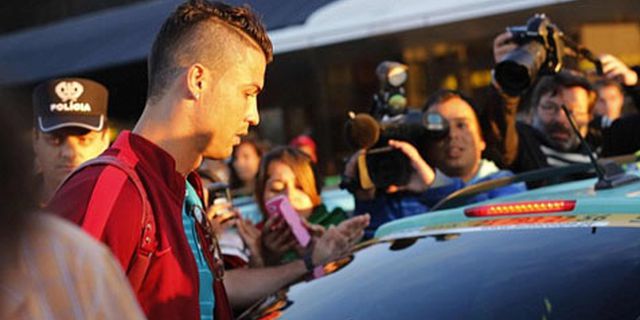 Sepi Sambutan, Ronaldo Pulang Naik Taksi