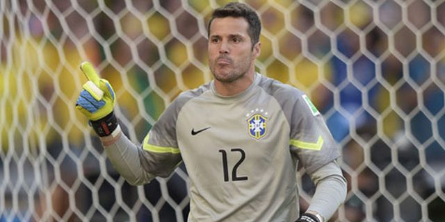 Agen: Julio Cesar Nyaris Jadi Kiper Arsenal Musim Lalu