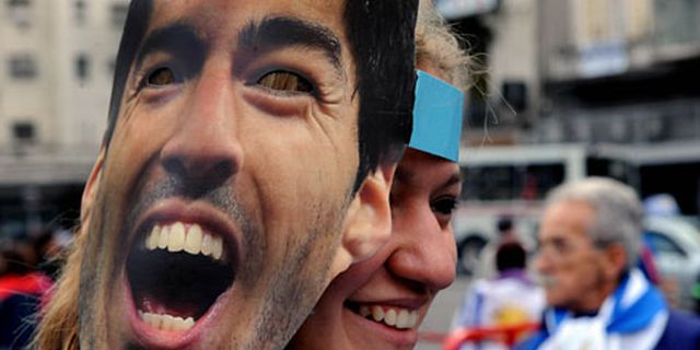 FIFA Bantah Larang Topeng Suarez FIFA Bantah Larang Topeng Suarez