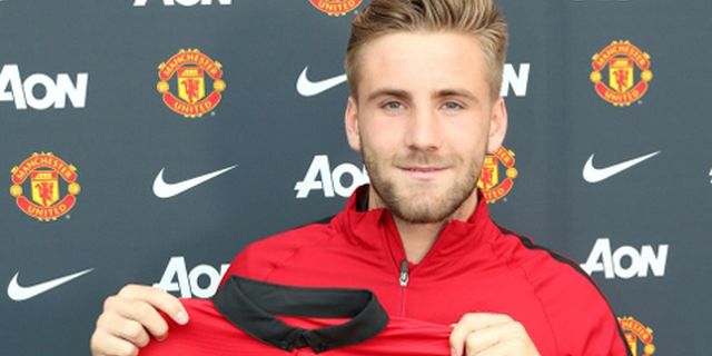 Cole: Shaw Dibeli Mahal Karena Dia Pemain Inggris