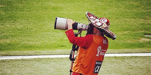 Fotografer Nyentrik Curi Perhatian di Duel Jerman vs Aljazair