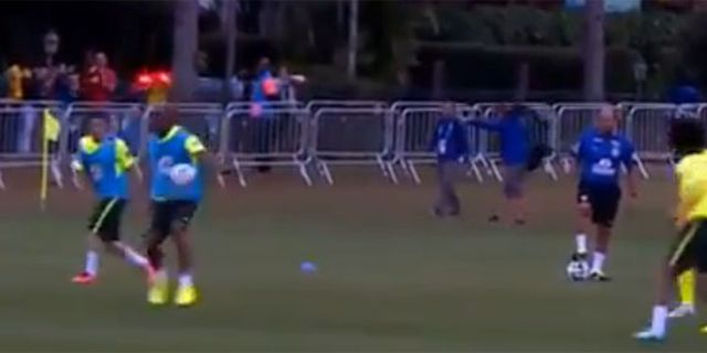 Video: Tendangan David Luiz Hantam Kemaluan Maicon