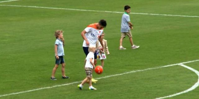 Video: Van Persie Sempatkan Berlatih dengan Sang Buah Hati 