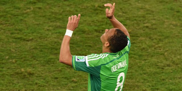 Dapat 'Pelukan' Evra, Odemwingie Protes Dapat 'Pelukan' Evra, Odemwingie Protes
