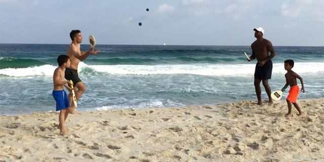 Video: Van Persie Pamer Skill Tenis Pantai Bersama Kluivert Video: Van Persie Pamer Skill Tenis Pantai Bersama Kluivert