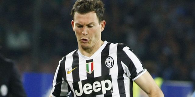 Kontrak Tinggal Setahun, Lichtsteiner Masih Santai