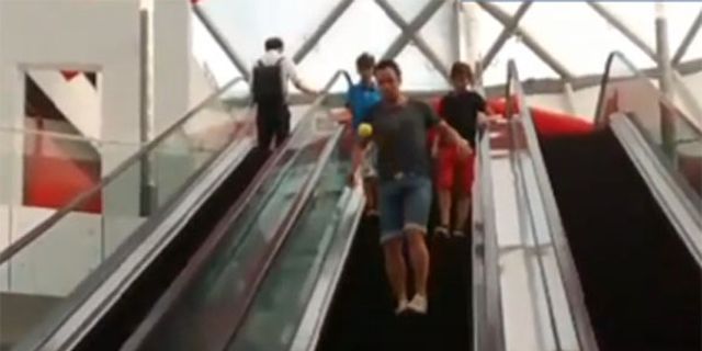 Raja Futsal, Falcao, Tunjukkan Aksi Brilian dengan Bola Tenis Raja Futsal, Falcao, Tunjukkan Aksi Brilian dengan Bola Tenis