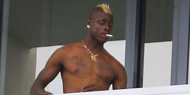 Balotelli Ketahuan Merokok Lagi