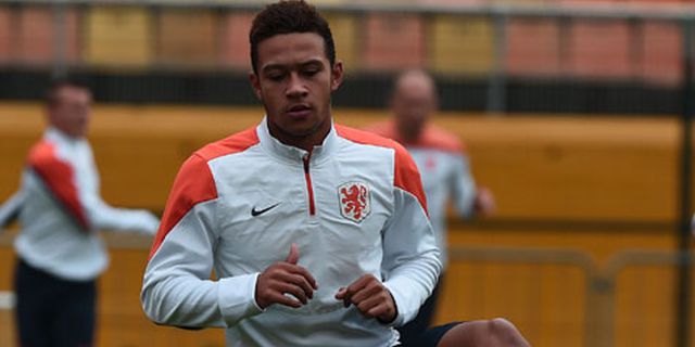 Cocu Minta Depay Tolak Tawaran Klub-Klub Elit Eropa