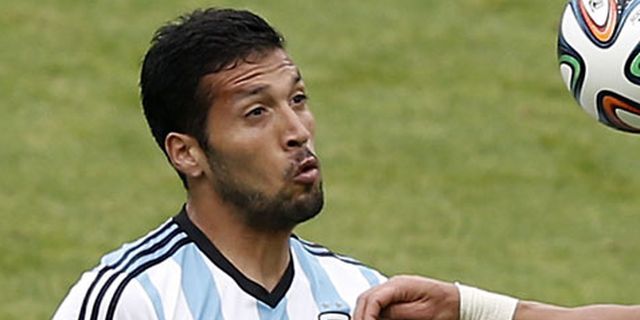 Garay Menghalau Bola Dengan Satu Sepatu