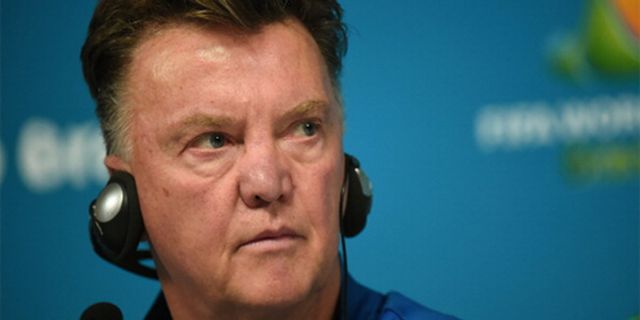 Wenger Tak Sabar Adu Taktik dengan Van Gaal 