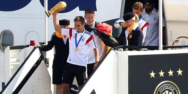 Lahm dan Gotze Larut Dalam Pesta Jerman