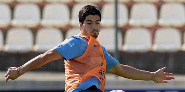 Sambangi Camp Nou, Suarez Selesaikan Kontrak 